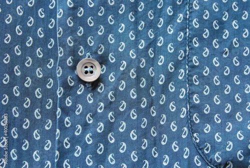 Foto: Detail - Hemdknopf - Paisley- Muster - Druck Detail - Hemdknopf - Paisley- Muster - Druck