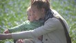 Video: mutter mit baby auf wiese mutter mit baby auf wiese