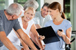 Foto: Lachende Senioren mit Fitnesstrainer Lachende Senioren mit Fitnesstrainer