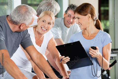 Foto: Lachende Senioren mit Fitnesstrainer Lachende Senioren mit Fitnesstrainer
