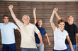 Senioren tanzen zu Musik im Fitnesscenter