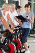 Fitnesstrainerin trainiert Seniorengruppe Fitnesstrainerin trainiert Seniorengruppe