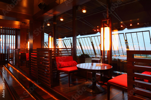 Foto: Row of tables and seats with partition-walls in empty restaurant Row of tables and seats with partition-walls in empty restaurant