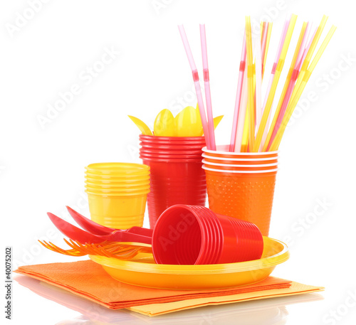Foto: Bright plastic tableware and napkins isolated on white Bright plastic tableware and napkins isolated on white