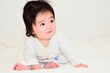 お座りしている赤ちゃん