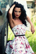 Foto: Beautiful sensual brunette posing outdoors Beautiful sensual brunette posing outdoors