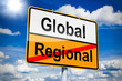 Ortseingangsschild mit Global und Regional