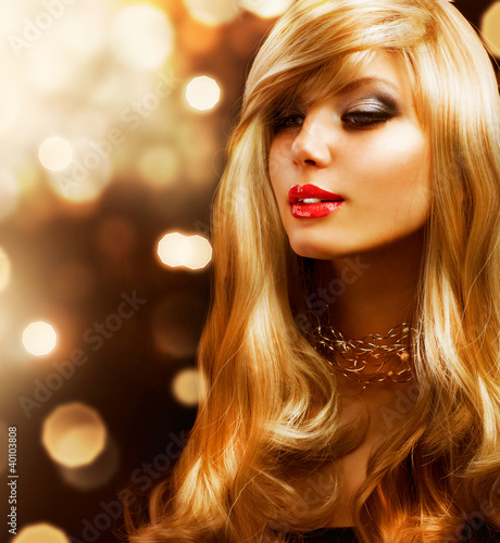 Foto: Blond Fashion Girl. Blonde Hair. Golden background Blond Fashion Girl. Blonde Hair. Golden background