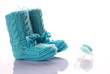 Foto: gestrickte Babyschuhe mit einem hellblauen Schnuller gestrickte Babyschuhe mit einem hellblauen Schnuller