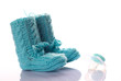 Foto: Gestrickte Kinderschuhe mit einem hellblauen Schnuller Gestrickte Kinderschuhe mit einem hellblauen Schnuller