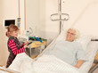 Patientin bekommt Besuch von Enkelin