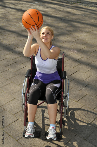 Photo: Rollstuhlfahrerin beim Sport Rollstuhlfahrerin beim Sport