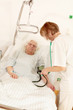 Krankenschwester misst den Blutdruck