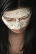 Frau mit Gesichtsmaske