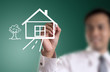 Foto: hand drawing house in a whiteboard hand drawing house in a whiteboard