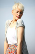 junge frau in sommerwind