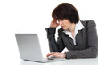 junge frau hat probleme am laptop
