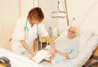 Krankenschwester legt Verband an