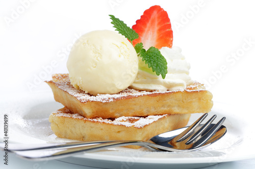 Photo: Waffeln mit Vanilleeis und Erdbeere Waffeln mit Vanilleeis und Erdbeere