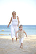 Photo: junge schwangere mutter mit ihrer tochter am strand junge schwangere mutter mit ihrer tochter am strand