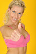 Junge Frau im Sport-Top "Daumen hoch"