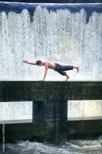 Foto: topless man's pilates in nature topless man's pilates in nature