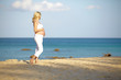 schwangere junge frau am strand