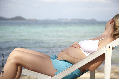 Foto: junge schwangere frau macht urlaub in thailand junge schwangere frau macht urlaub in thailand
