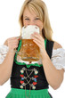 Junge Frau im Dirndl trinkt Bier