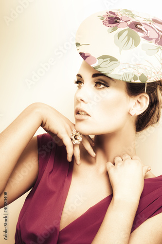 Foto: woman wearing v-neck blouse and floral hat woman wearing v-neck blouse and floral hat