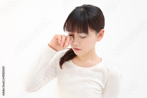 Photo: 目を触る女性 目を触る女性