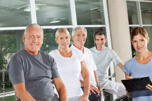 Photo: Seniorengruppe mit Fitnesstrainerin Seniorengruppe mit Fitnesstrainerin