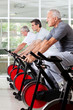 Senioren im Spinning-Kurs im Fitnesscenter Senioren im Spinning-Kurs im Fitnesscenter