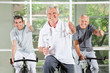Drei erfolgreiche Senioren im Fitnesscenter Drei erfolgreiche Senioren im Fitnesscenter