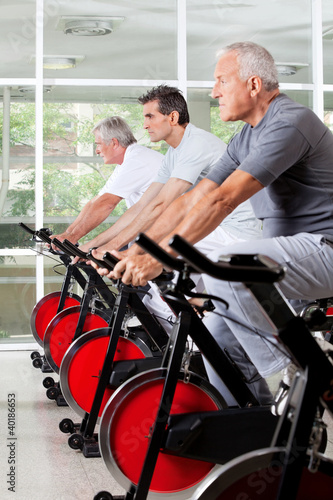 Photo: Senioren im Spinning-Kurs im Fitnesscenter Senioren im Spinning-Kurs im Fitnesscenter