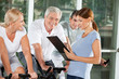Foto: Fitnesstrainierin mit Senioren Fitnesstrainierin mit Senioren