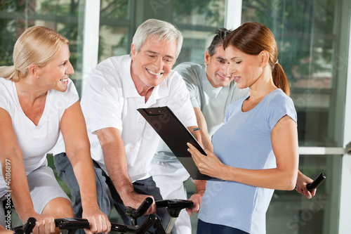 Photo: Fitnesstrainierin mit Senioren Fitnesstrainierin mit Senioren