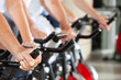 Hände an Spinning-Rädern im Fitnesscenter