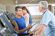 Fitnesstrainer berät Senioren