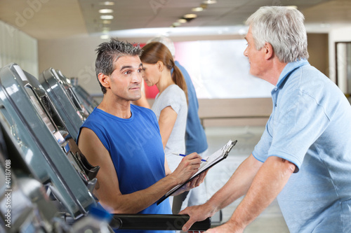 Photo: Fitnesstrainer berät Senioren Fitnesstrainer berät Senioren