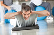 Foto: Mann macht Rückenübung im Fitnesscenter Mann macht Rückenübung im Fitnesscenter