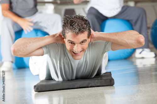 Photo: Mann macht Rückenübung im Fitnesscenter Mann macht Rückenübung im Fitnesscenter