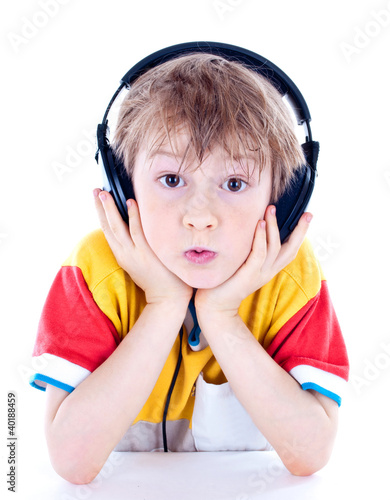 Foto: Portrait of a sweet young boy listening to music on headphones a Portrait of a sweet young boy listening to music on headphones a