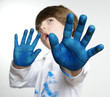 Junge mit blauen Händen