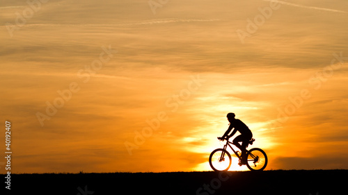 Photo: Biker-Silhoette im Sonnenuntergang Biker-Silhoette im Sonnenuntergang