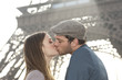 Couple devant la Tour Eiffel - Paris Couple devant la Tour Eiffel - Paris