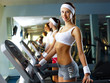 Foto: Young woman doing sport in gym Young woman doing sport in gym