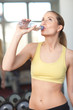 Sportlerin trinkt wasser Sportlerin trinkt wasser