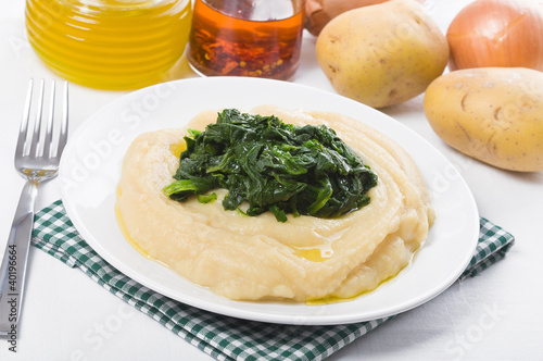 Foto: Fava bean puree with spinach. Purè di fave e spinaci. Fava bean puree with spinach. Purè di fave e spinaci.