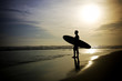 Foto: Surfer steht am Strand Surfer steht am Strand